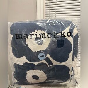NEW- Simple but Beautiful- Marimekko Navy and White Floral Comforter- Twin